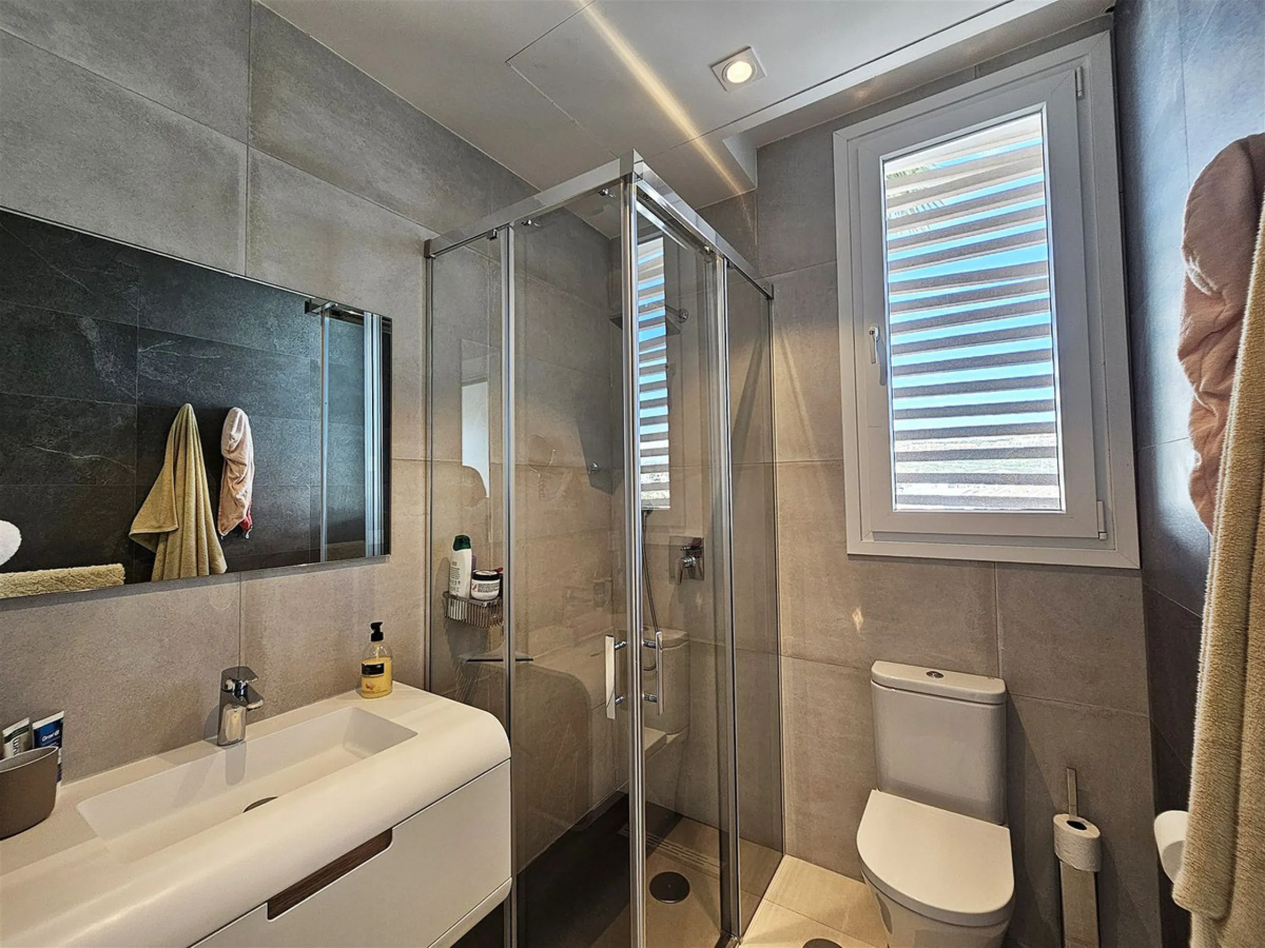 Completed in 2021, this beautifully presented 5 bedroom, 5.5 bathroom contemporary villa sits within a secure gated community in lower Riviera del Sol, just 1.2 km (15 minutes walk) from the beach, shops, and restaurants of Riviera and neighbouring Calaho