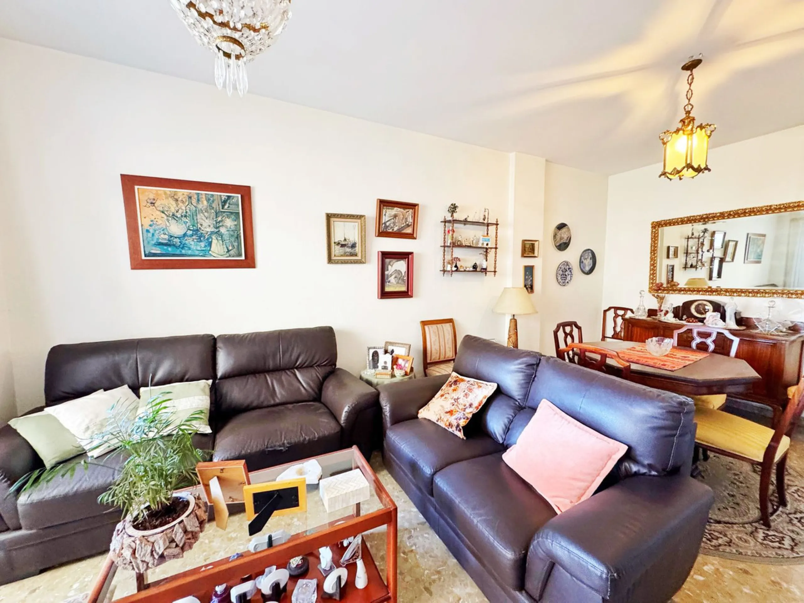 Apartment - Middle Floor Apartment в продаже в Marbella, Málaga. В доме 2 спален и 1 ванных комнат. Площадь дома 90 м²