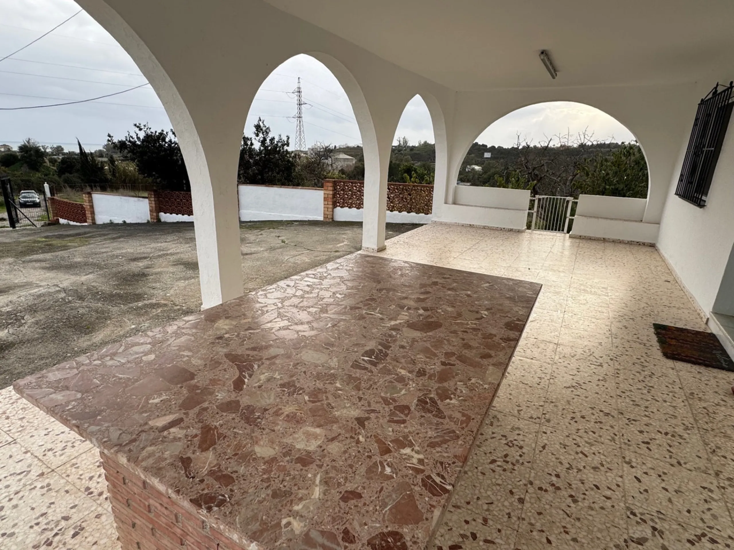 Located in the tranquil and prestigious area of Guadalmansa, close to Cancelada village, east of Estepona town, this estate stands out for its spaciousness, privacy, and unparalleled views of both the sea and the rural surroundings. The property, ideal fo