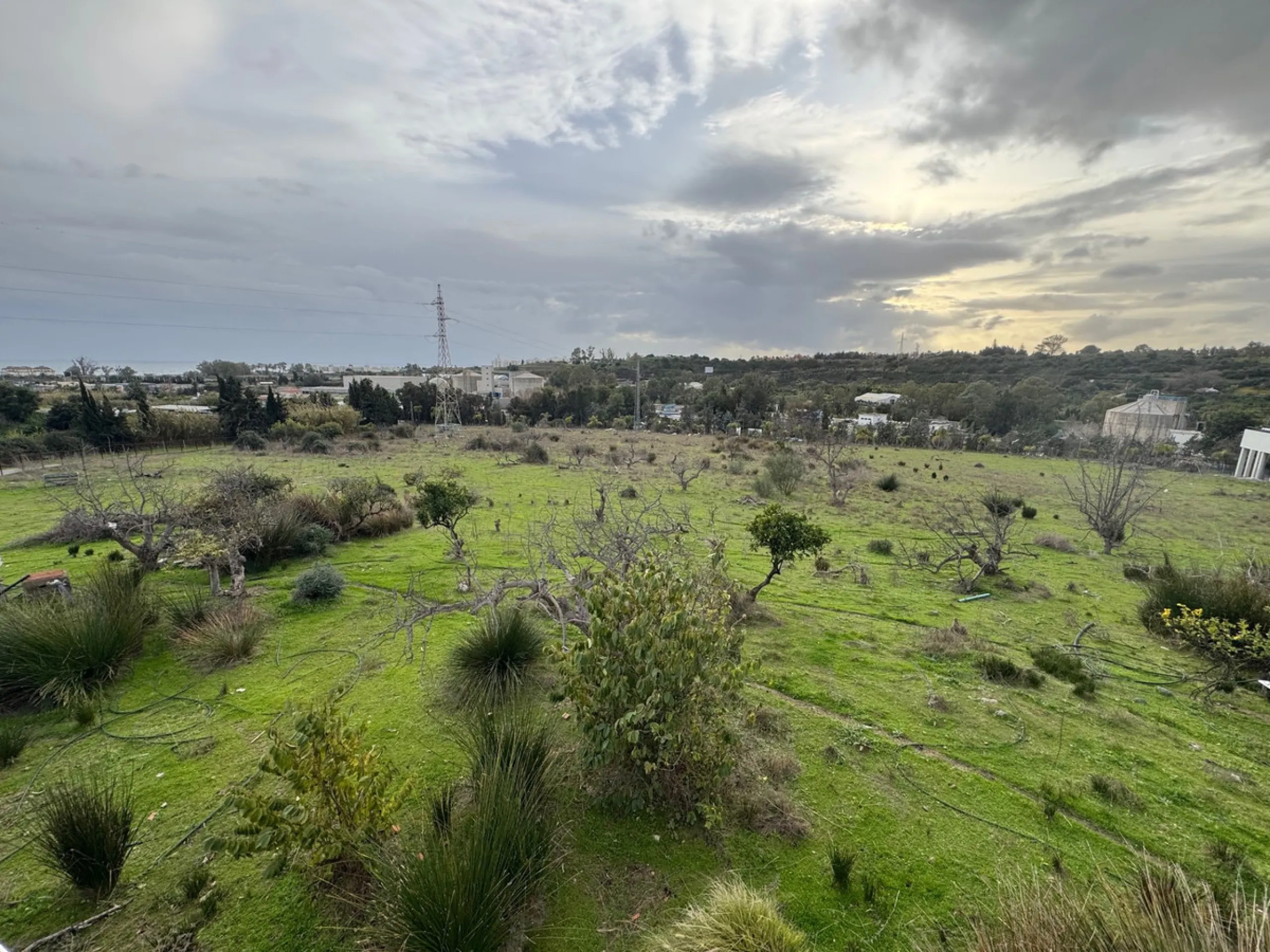 Located in the tranquil and prestigious area of Guadalmansa, close to Cancelada village, east of Estepona town, this estate stands out for its spaciousness, privacy, and unparalleled views of both the sea and the rural surroundings. The property, ideal fo