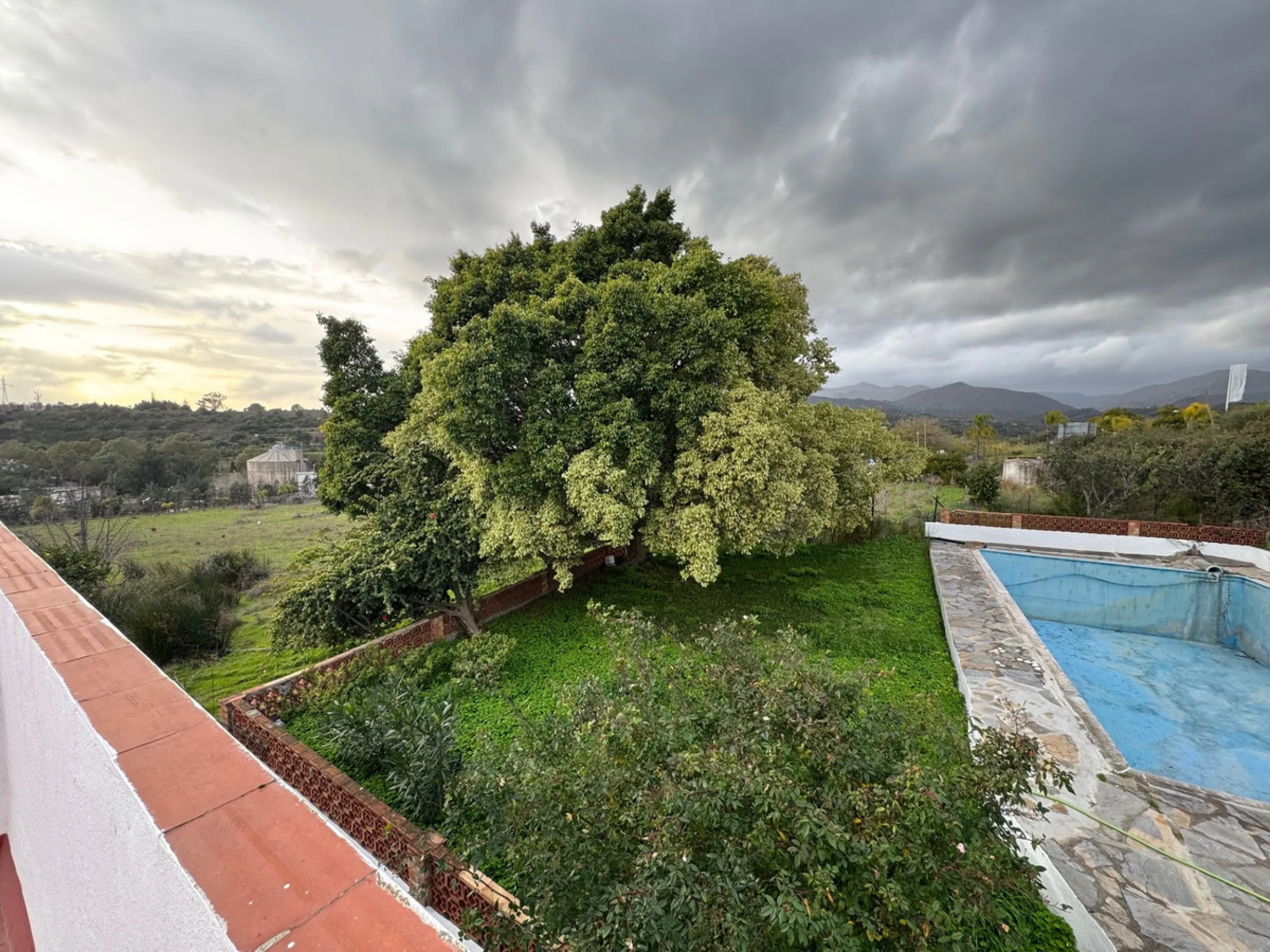 Located in the tranquil and prestigious area of Guadalmansa, close to Cancelada village, east of Estepona town, this estate stands out for its spaciousness, privacy, and unparalleled views of both the sea and the rural surroundings. The property, ideal fo