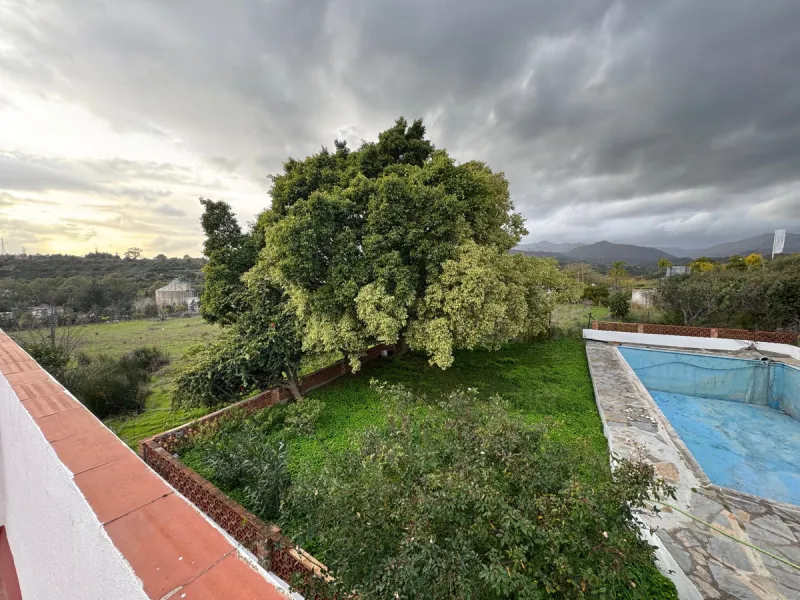 Located in the tranquil and prestigious area of Guadalmansa, close to Cancelada village, east of Estepona town, this estate stands out for its spaciousness, privacy, and unparalleled views of both the sea and the rural surroundings. The property, ideal fo