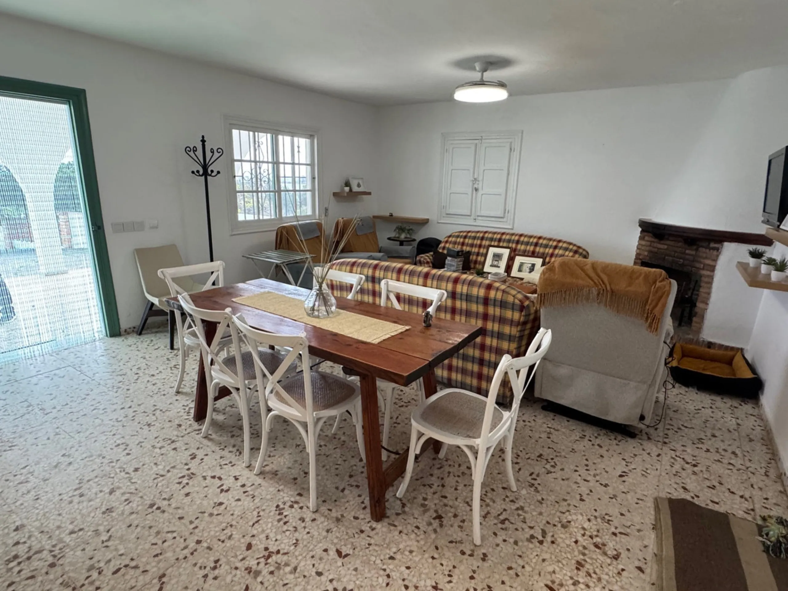 Located in the tranquil and prestigious area of Guadalmansa, close to Cancelada village, east of Estepona town, this estate stands out for its spaciousness, privacy, and unparalleled views of both the sea and the rural surroundings. The property, ideal fo