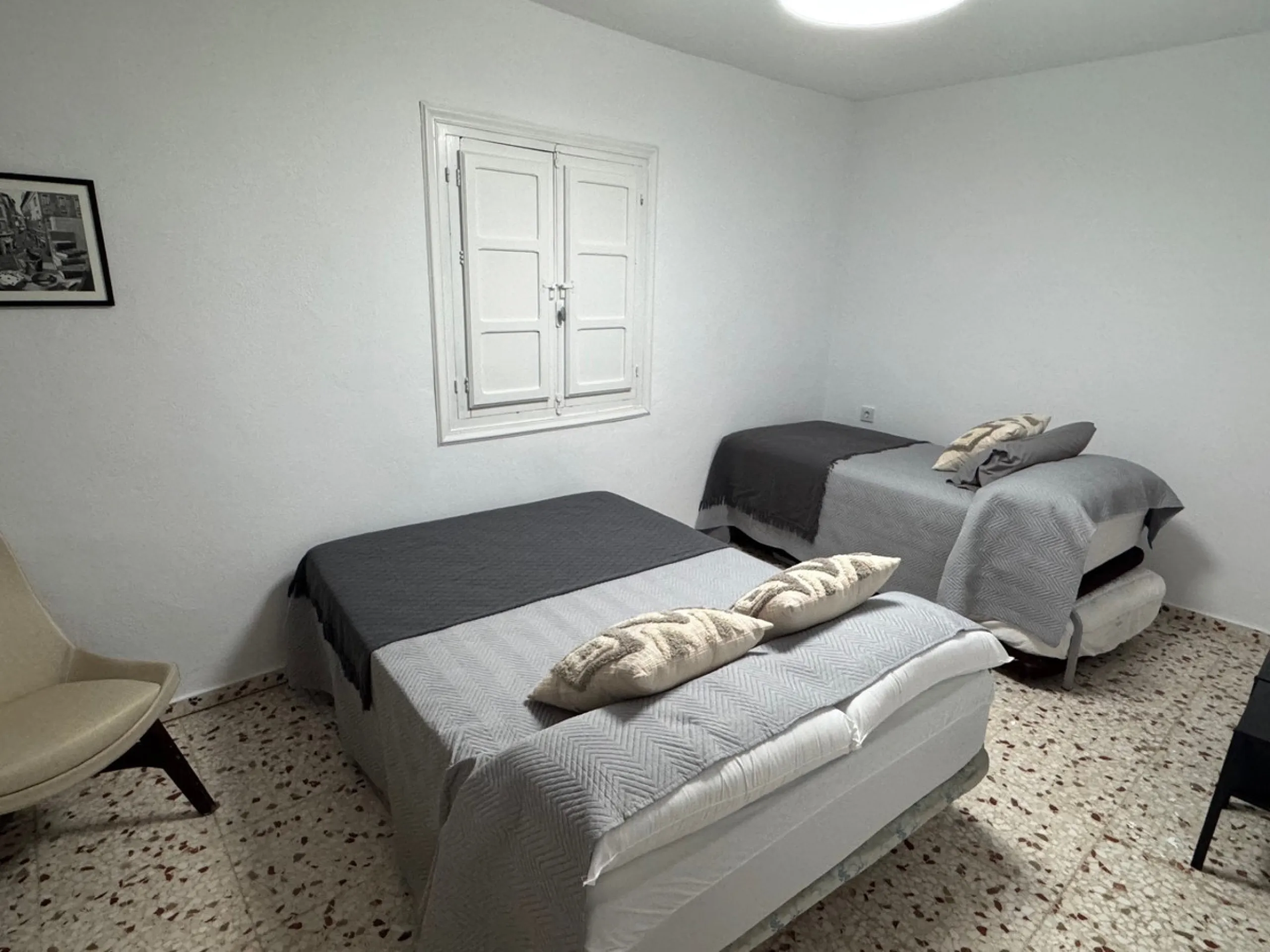 Located in the tranquil and prestigious area of Guadalmansa, close to Cancelada village, east of Estepona town, this estate stands out for its spaciousness, privacy, and unparalleled views of both the sea and the rural surroundings. The property, ideal fo