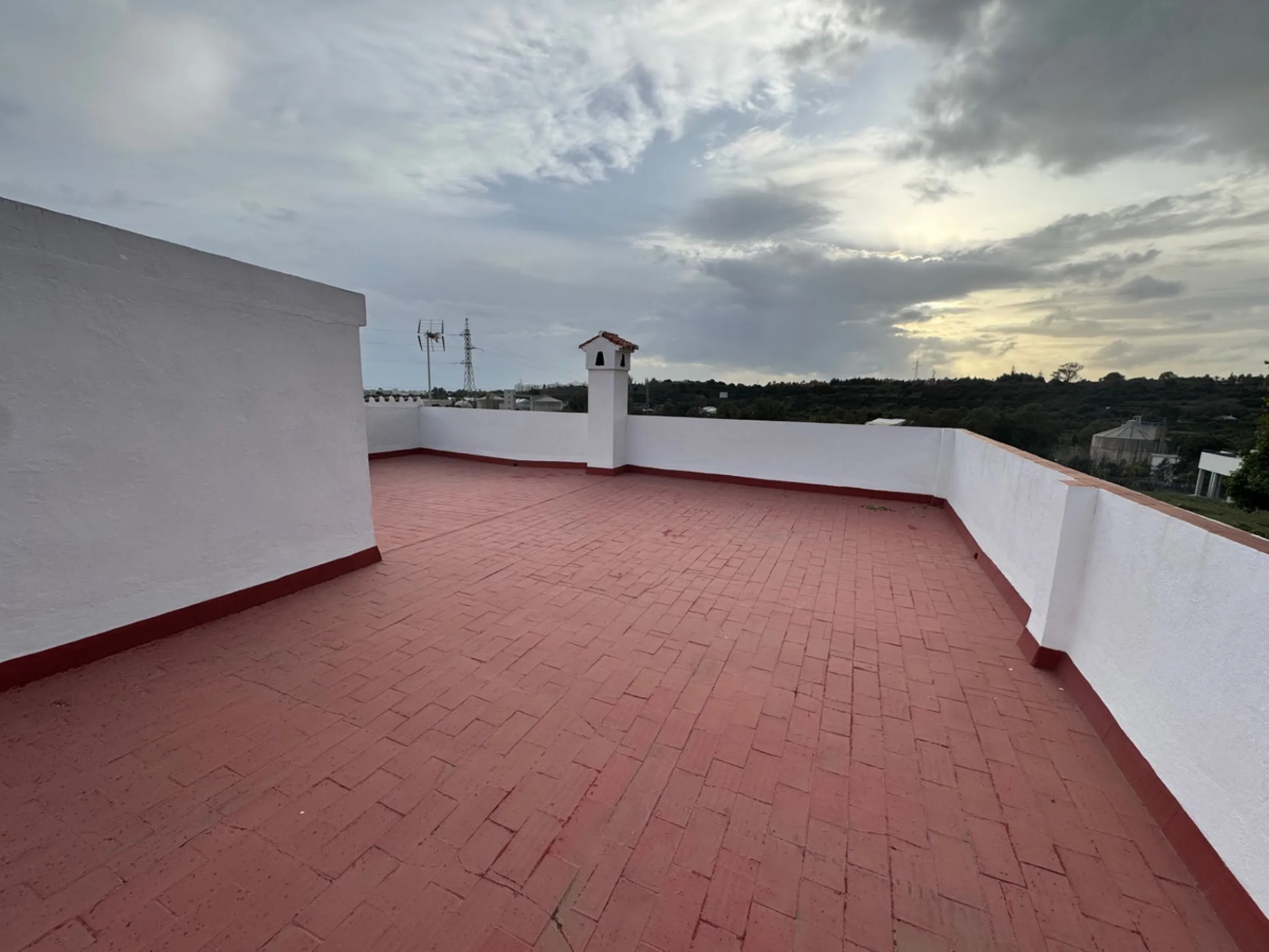 Located in the tranquil and prestigious area of Guadalmansa, close to Cancelada village, east of Estepona town, this estate stands out for its spaciousness, privacy, and unparalleled views of both the sea and the rural surroundings. The property, ideal fo