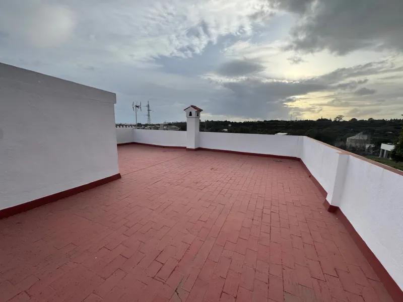 Located in the tranquil and prestigious area of Guadalmansa, close to Cancelada village, east of Estepona town, this estate stands out for its spaciousness, privacy, and unparalleled views of both the sea and the rural surroundings. The property, ideal fo
