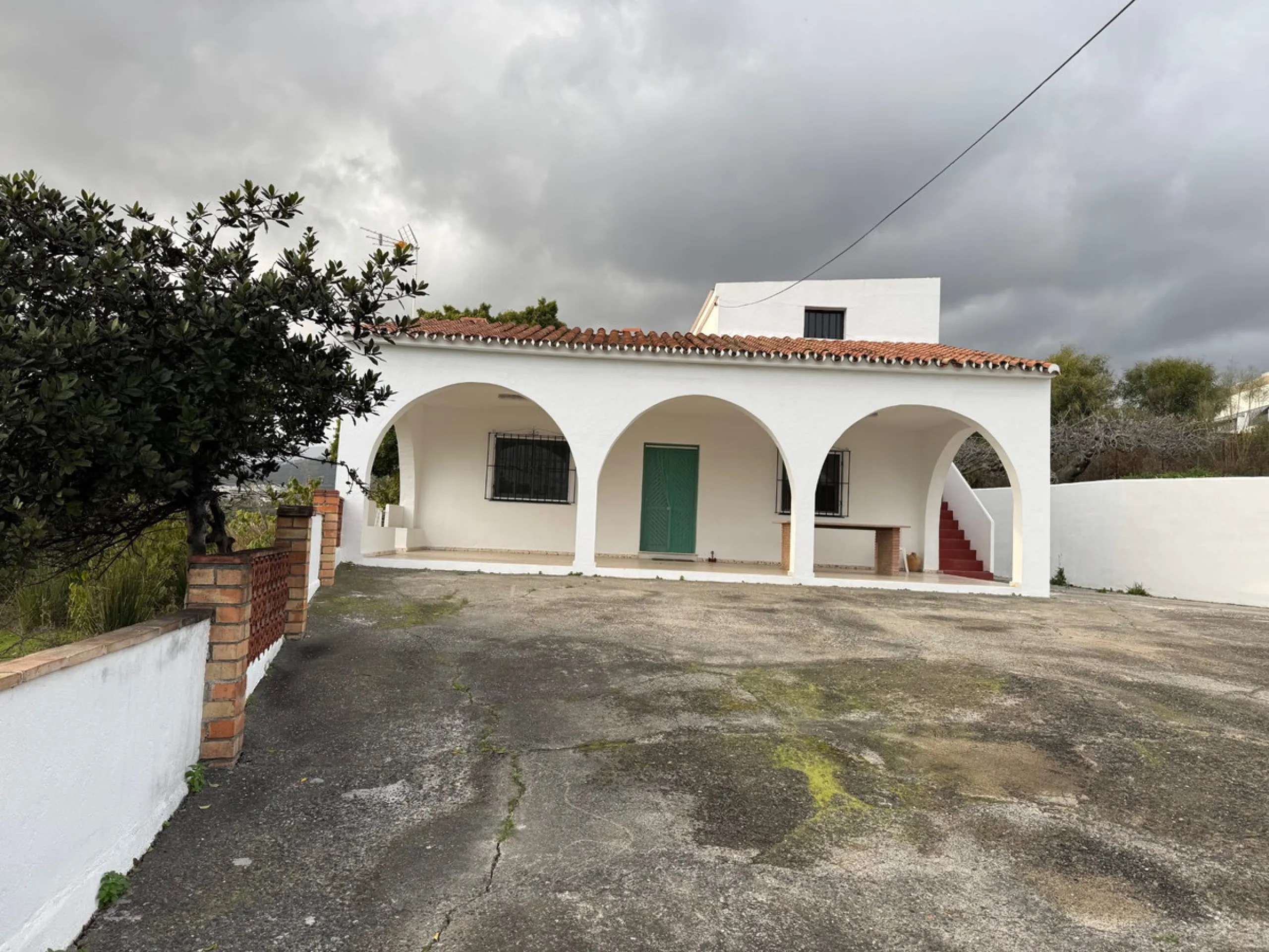 Located in the tranquil and prestigious area of Guadalmansa, close to Cancelada village, east of Estepona town, this estate stands out for its spaciousness, privacy, and unparalleled views of both the sea and the rural surroundings. The property, ideal fo