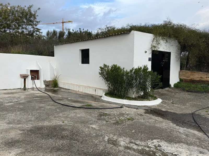 Located in the tranquil and prestigious area of Guadalmansa, close to Cancelada village, east of Estepona town, this estate stands out for its spaciousness, privacy, and unparalleled views of both the sea and the rural surroundings. The property, ideal fo
