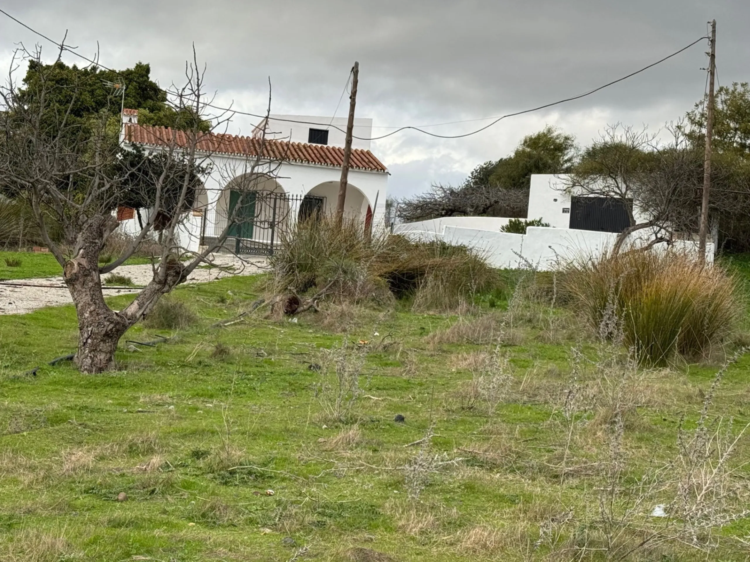 Located in the tranquil and prestigious area of Guadalmansa, close to Cancelada village, east of Estepona town, this estate stands out for its spaciousness, privacy, and unparalleled views of both the sea and the rural surroundings. The property, ideal fo