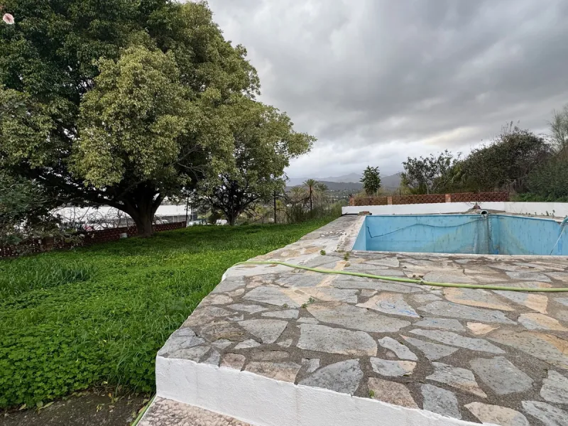 Located in the tranquil and prestigious area of Guadalmansa, close to Cancelada village, east of Estepona town, this estate stands out for its spaciousness, privacy, and unparalleled views of both the sea and the rural surroundings. The property, ideal fo