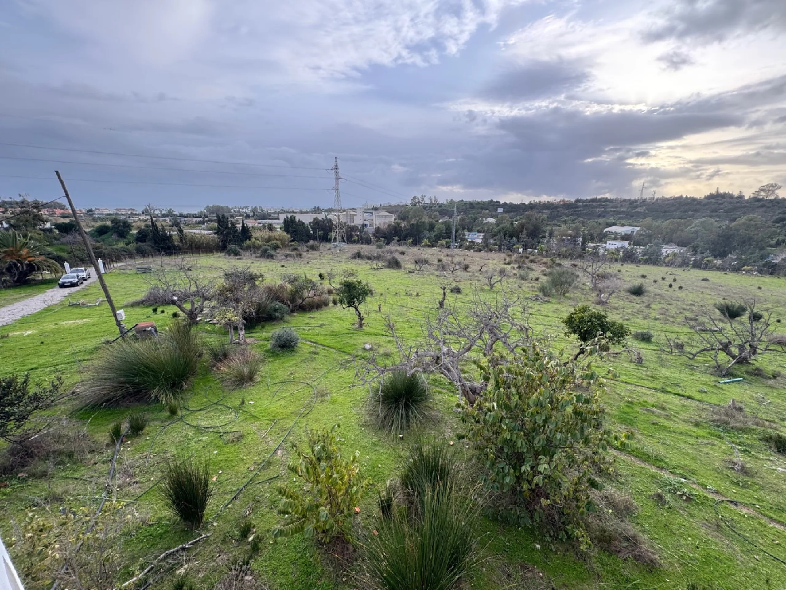 Located in the tranquil and prestigious area of Guadalmansa, close to Cancelada village, east of Estepona town, this estate stands out for its spaciousness, privacy, and unparalleled views of both the sea and the rural surroundings. The property, ideal fo