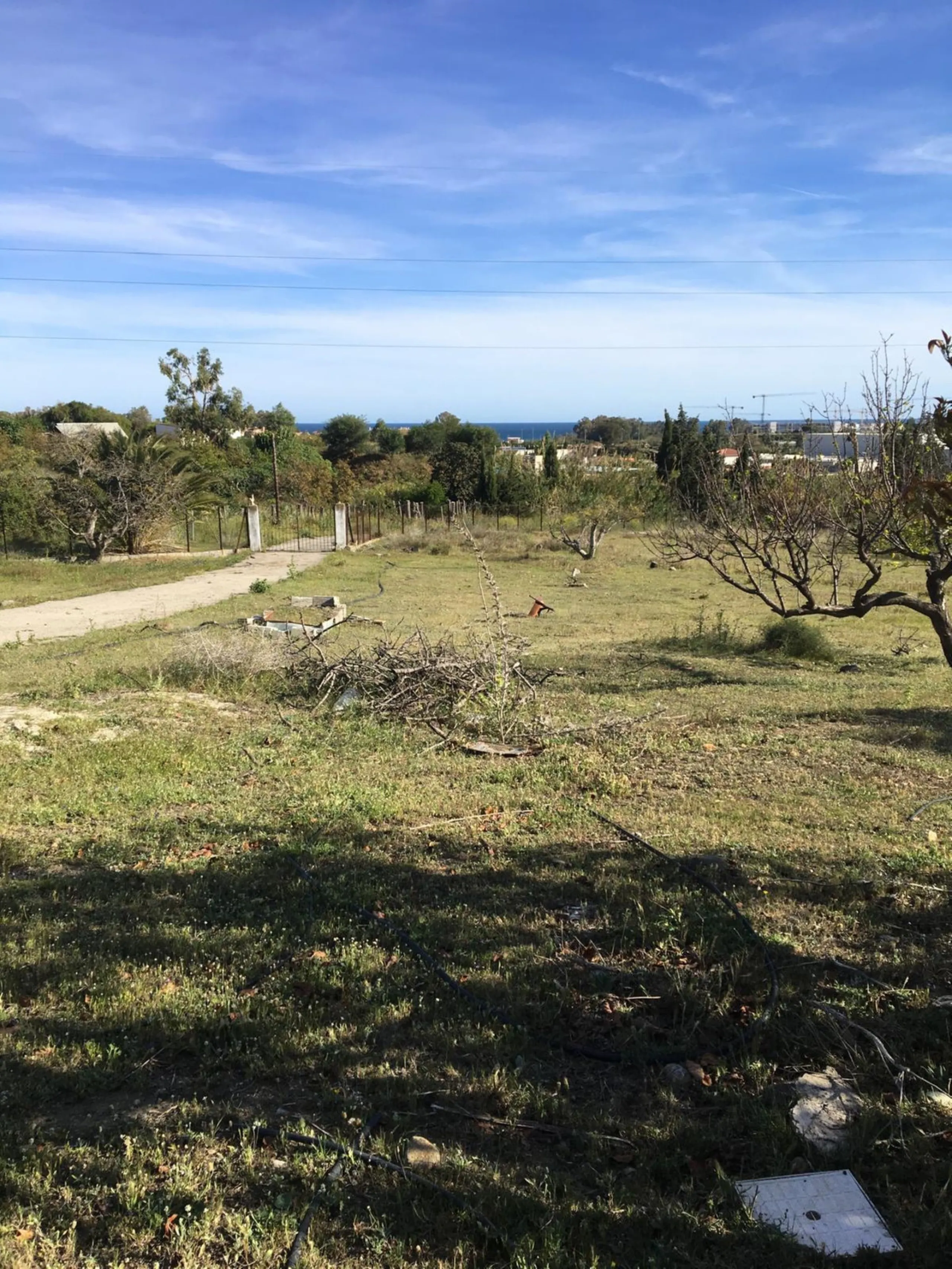 Located in the tranquil and prestigious area of Guadalmansa, close to Cancelada village, east of Estepona town, this estate stands out for its spaciousness, privacy, and unparalleled views of both the sea and the rural surroundings. The property, ideal fo
