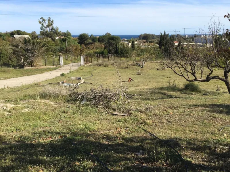 Located in the tranquil and prestigious area of Guadalmansa, close to Cancelada village, east of Estepona town, this estate stands out for its spaciousness, privacy, and unparalleled views of both the sea and the rural surroundings. The property, ideal fo