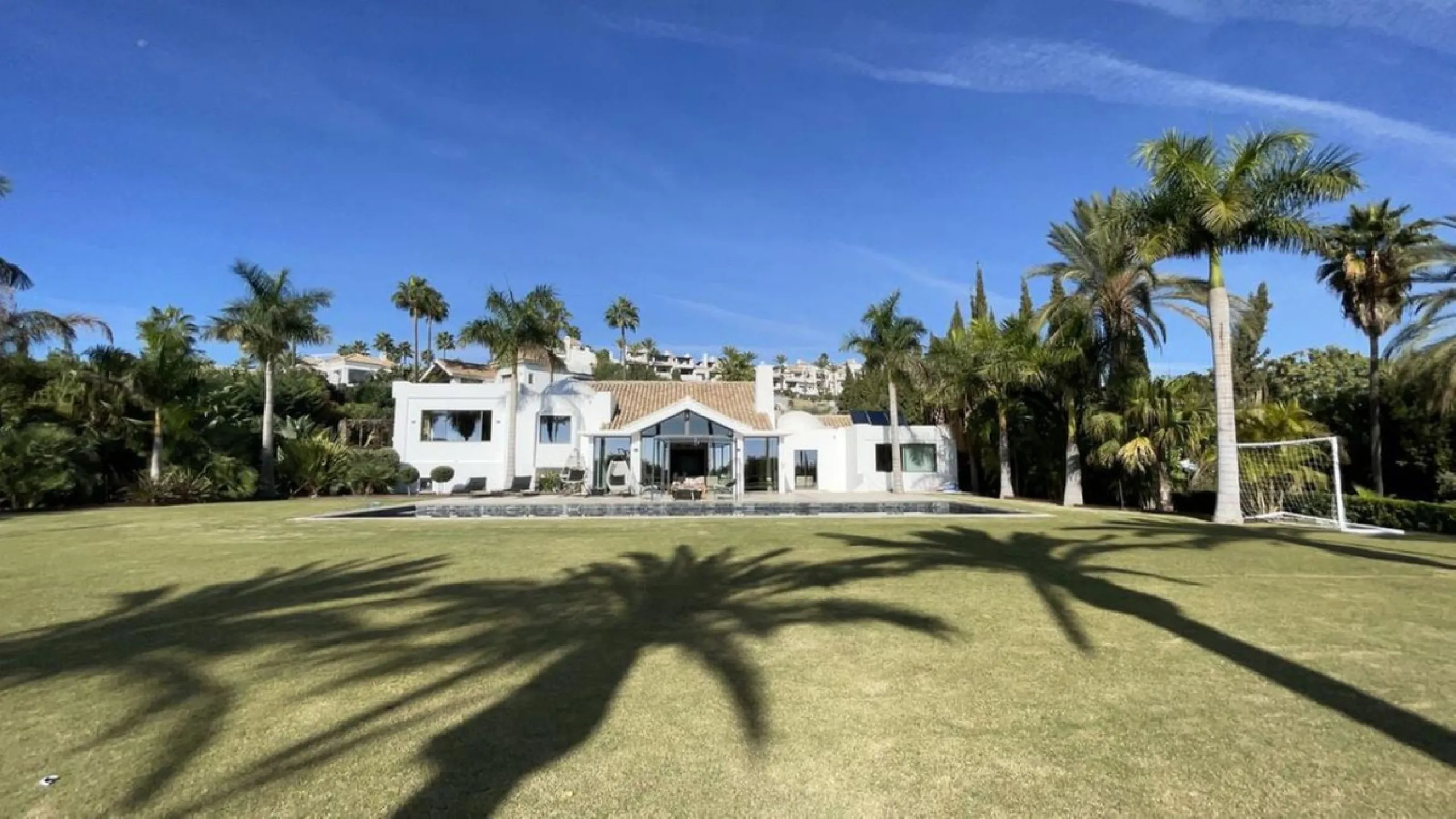 House - Detached Villa в продаже в Benahavís, Málaga. В доме 5 спален и 5 ванных комнат. Площадь дома 639 м². Площадь участка 3000 м²