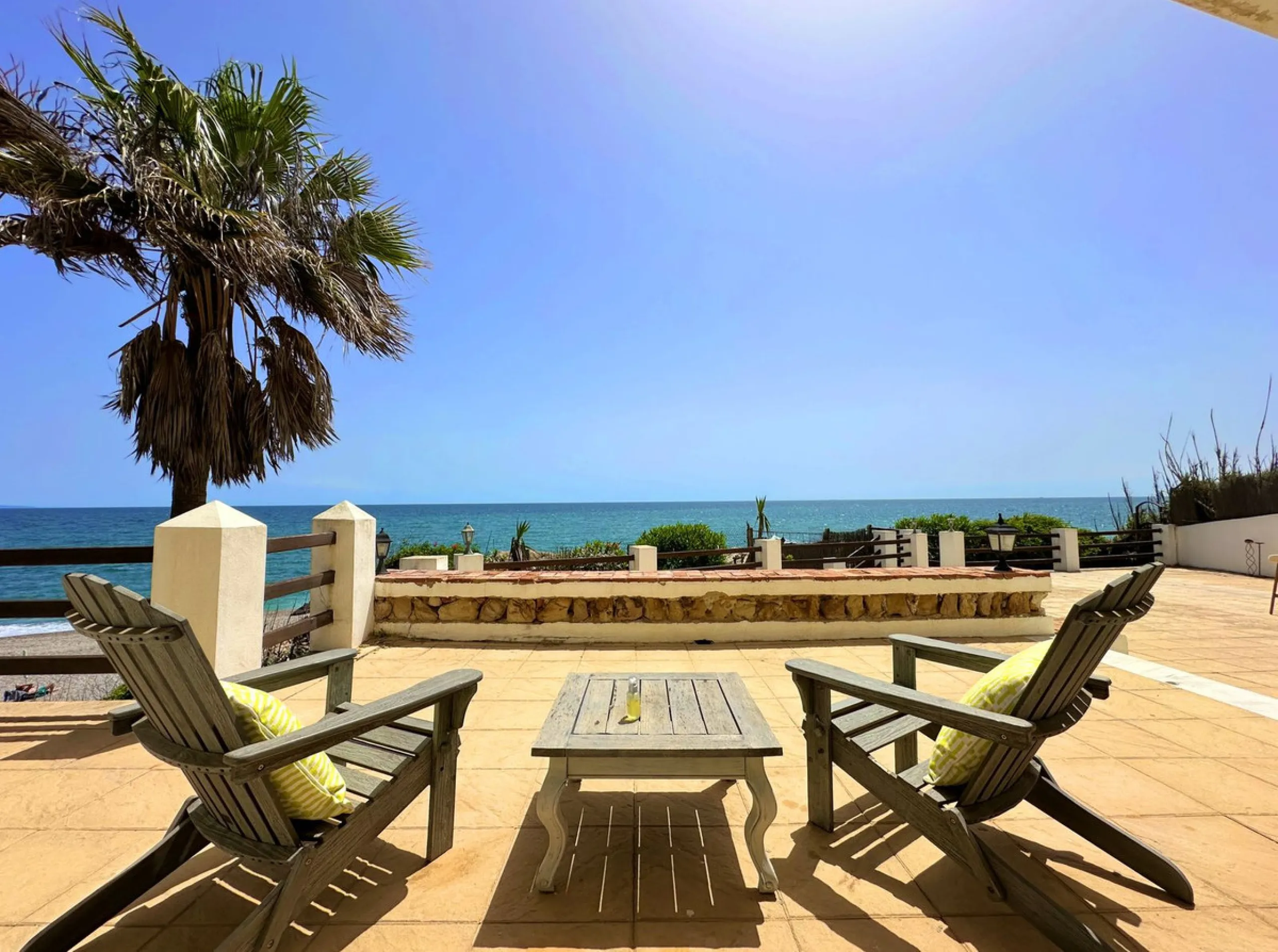 EXCLUSIVE BEACHFRONT VILLA Located in the sought-after area of Punta Chullera, this villa is a rare opportunity for those dreaming of a life by the sea. With direct beach access, south-facing orientation, and uninterrupted views of the Mediterranean, this