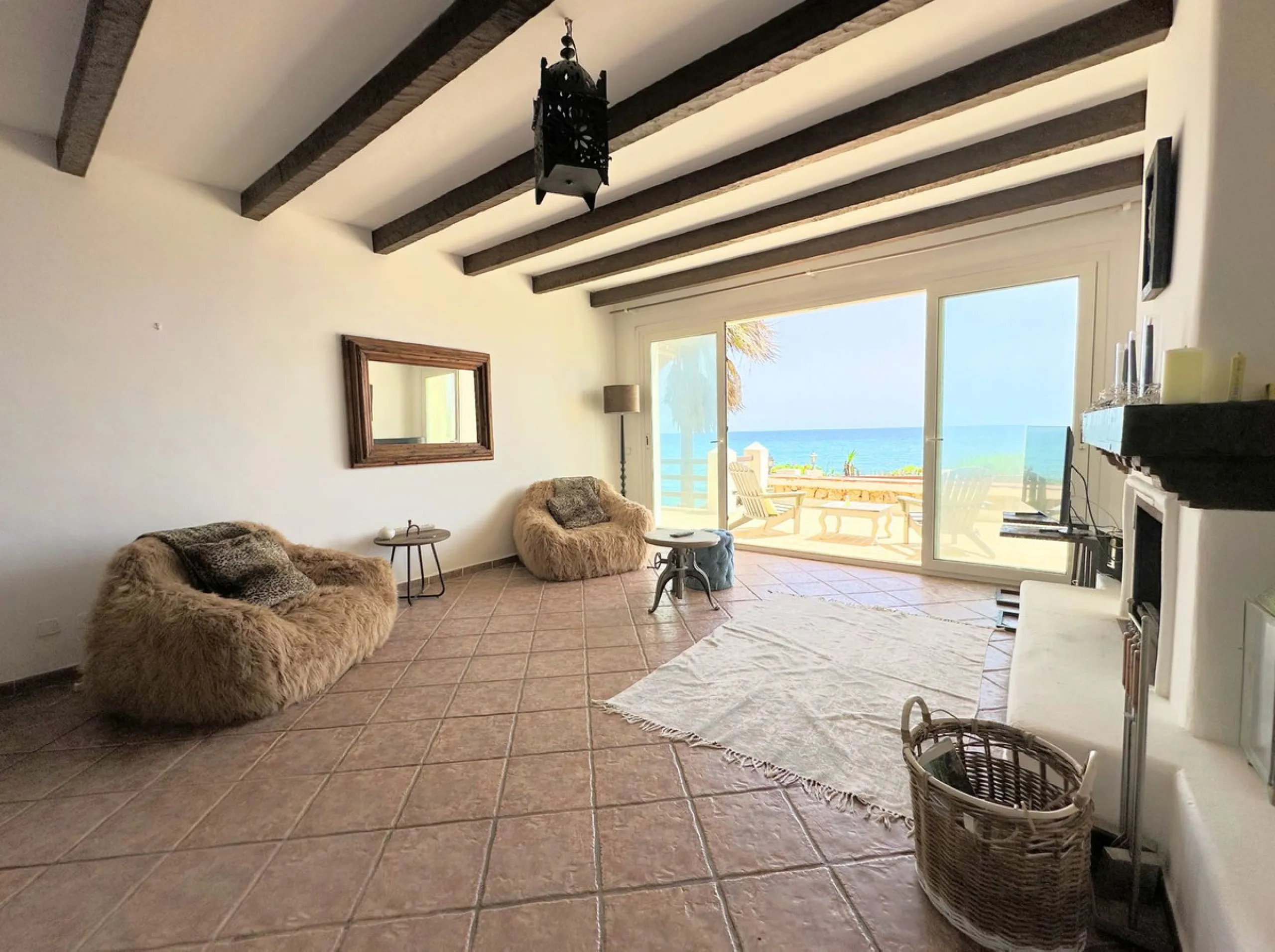 EXCLUSIVE BEACHFRONT VILLA Located in the sought-after area of Punta Chullera, this villa is a rare opportunity for those dreaming of a life by the sea. With direct beach access, south-facing orientation, and uninterrupted views of the Mediterranean, this