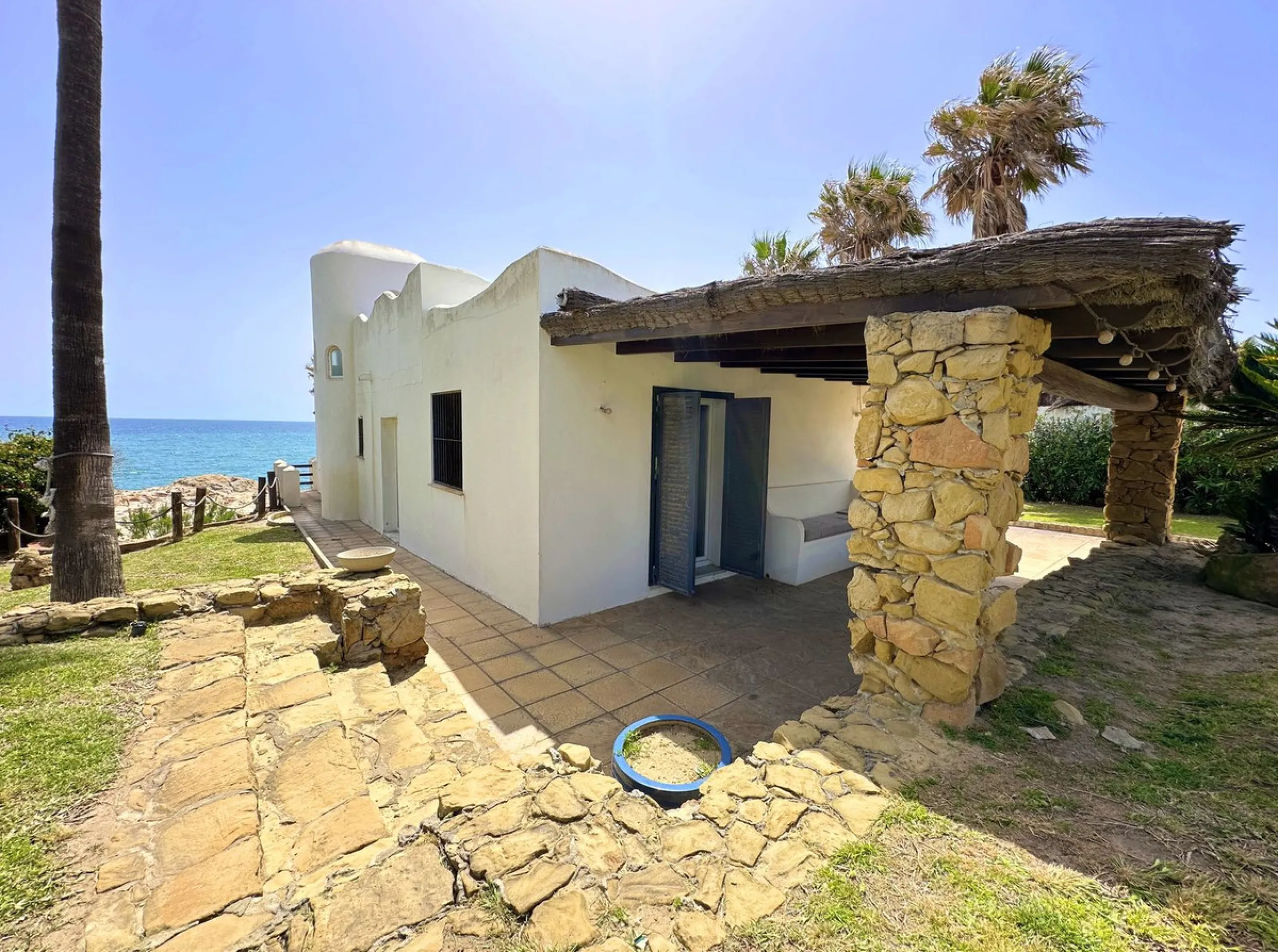 EXCLUSIVE BEACHFRONT VILLA Located in the sought-after area of Punta Chullera, this villa is a rare opportunity for those dreaming of a life by the sea. With direct beach access, south-facing orientation, and uninterrupted views of the Mediterranean, this