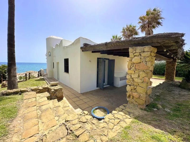EXCLUSIVE BEACHFRONT VILLA Located in the sought-after area of Punta Chullera, this villa is a rare opportunity for those dreaming of a life by the sea. With direct beach access, south-facing orientation, and uninterrupted views of the Mediterranean, this