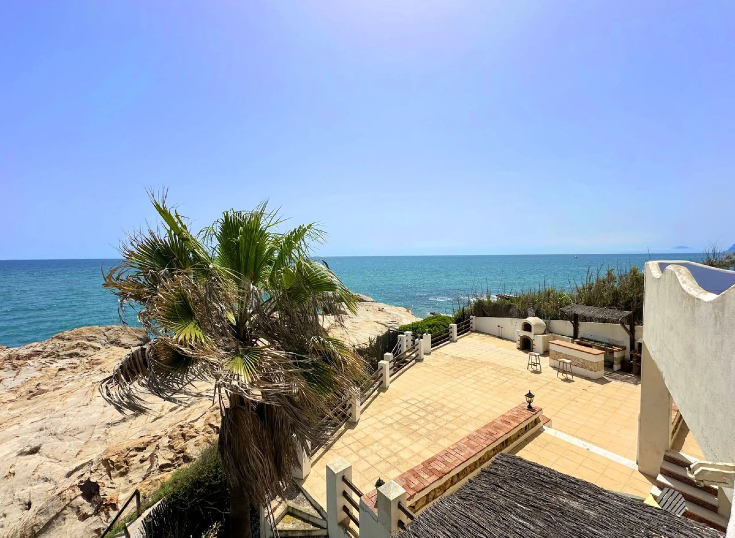 EXCLUSIVE BEACHFRONT VILLA Located in the sought-after area of Punta Chullera, this villa is a rare opportunity for those dreaming of a life by the sea. With direct beach access, south-facing orientation, and uninterrupted views of the Mediterranean, this