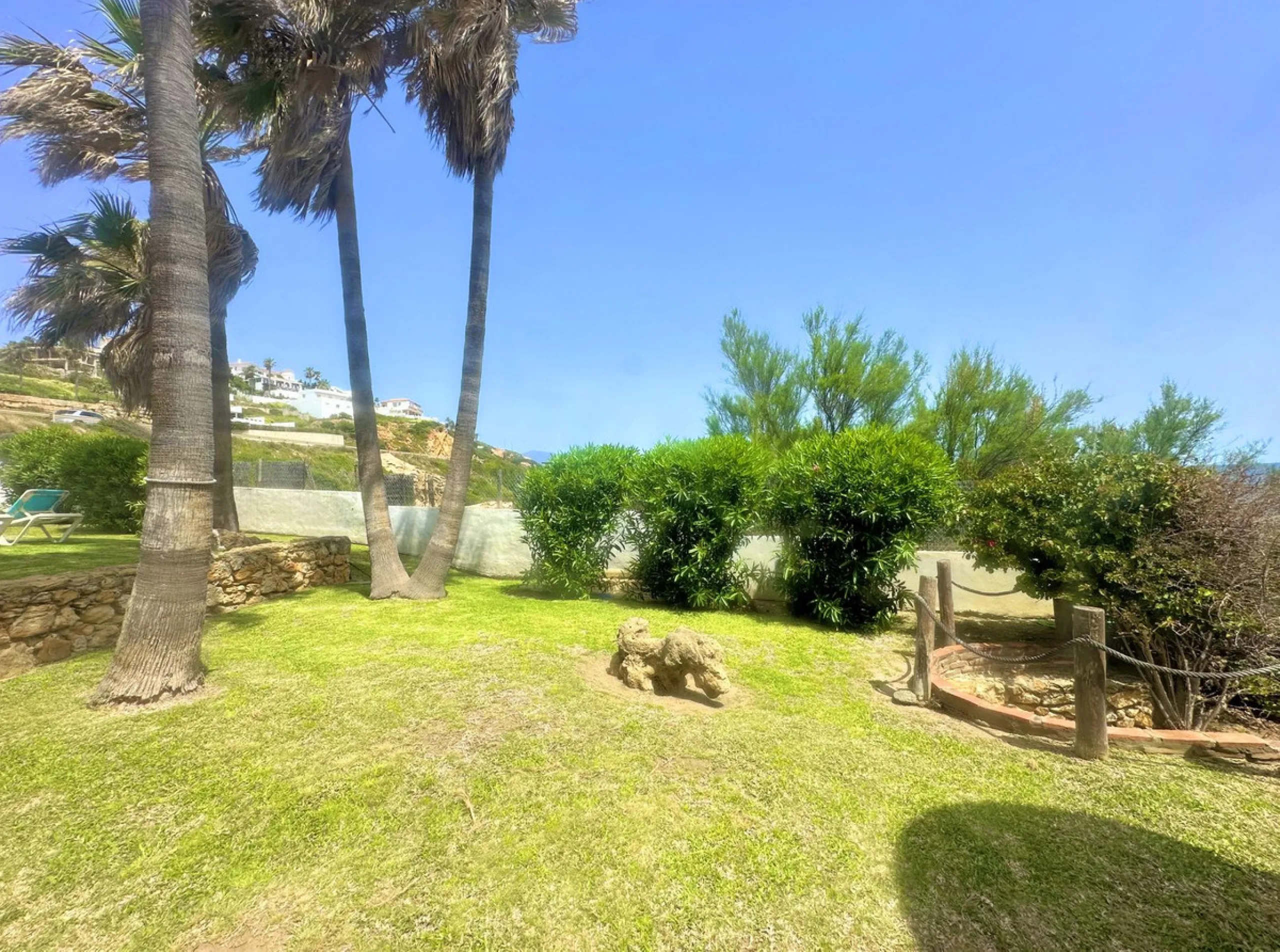 EXCLUSIVE BEACHFRONT VILLA Located in the sought-after area of Punta Chullera, this villa is a rare opportunity for those dreaming of a life by the sea. With direct beach access, south-facing orientation, and uninterrupted views of the Mediterranean, this
