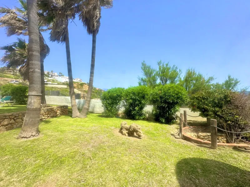 EXCLUSIVE BEACHFRONT VILLA Located in the sought-after area of Punta Chullera, this villa is a rare opportunity for those dreaming of a life by the sea. With direct beach access, south-facing orientation, and uninterrupted views of the Mediterranean, this
