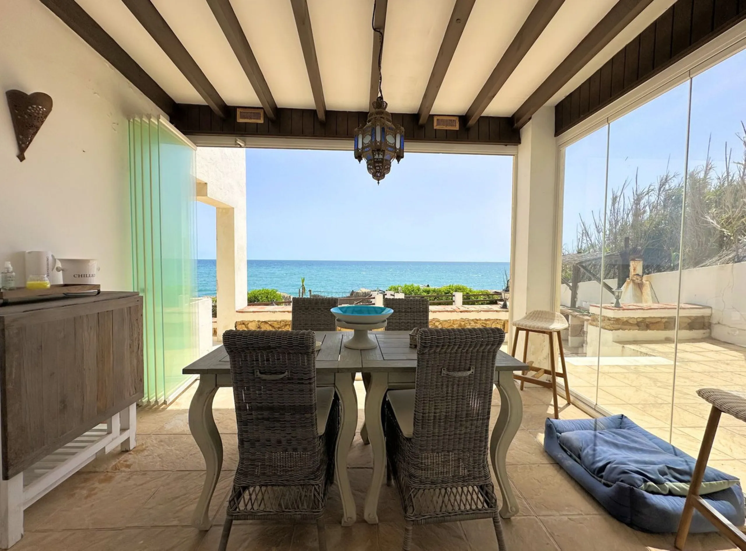 EXCLUSIVE BEACHFRONT VILLA Located in the sought-after area of Punta Chullera, this villa is a rare opportunity for those dreaming of a life by the sea. With direct beach access, south-facing orientation, and uninterrupted views of the Mediterranean, this
