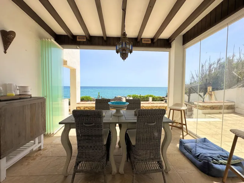 EXCLUSIVE BEACHFRONT VILLA Located in the sought-after area of Punta Chullera, this villa is a rare opportunity for those dreaming of a life by the sea. With direct beach access, south-facing orientation, and uninterrupted views of the Mediterranean, this