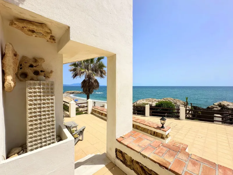 EXCLUSIVE BEACHFRONT VILLA Located in the sought-after area of Punta Chullera, this villa is a rare opportunity for those dreaming of a life by the sea. With direct beach access, south-facing orientation, and uninterrupted views of the Mediterranean, this