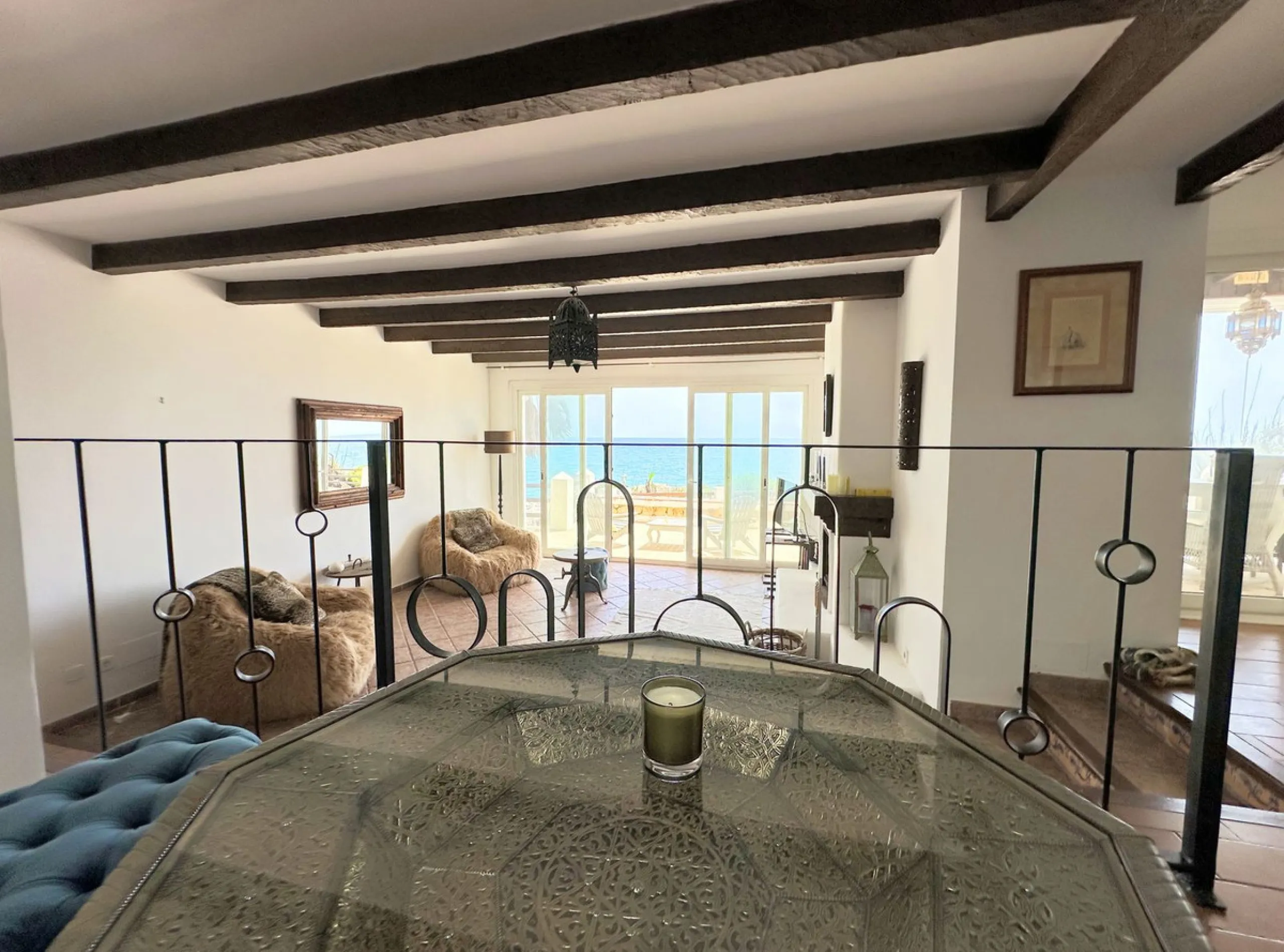 EXCLUSIVE BEACHFRONT VILLA Located in the sought-after area of Punta Chullera, this villa is a rare opportunity for those dreaming of a life by the sea. With direct beach access, south-facing orientation, and uninterrupted views of the Mediterranean, this