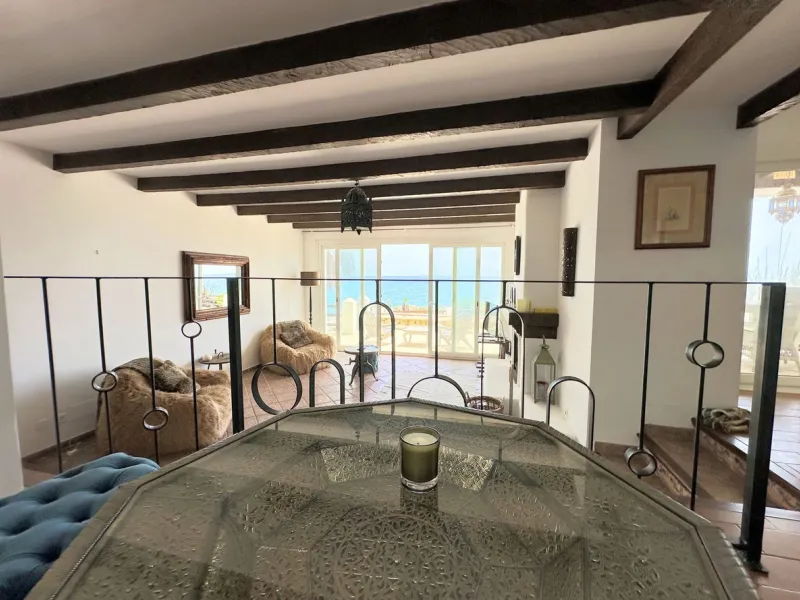 EXCLUSIVE BEACHFRONT VILLA Located in the sought-after area of Punta Chullera, this villa is a rare opportunity for those dreaming of a life by the sea. With direct beach access, south-facing orientation, and uninterrupted views of the Mediterranean, this