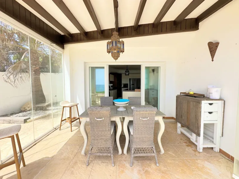 EXCLUSIVE BEACHFRONT VILLA Located in the sought-after area of Punta Chullera, this villa is a rare opportunity for those dreaming of a life by the sea. With direct beach access, south-facing orientation, and uninterrupted views of the Mediterranean, this