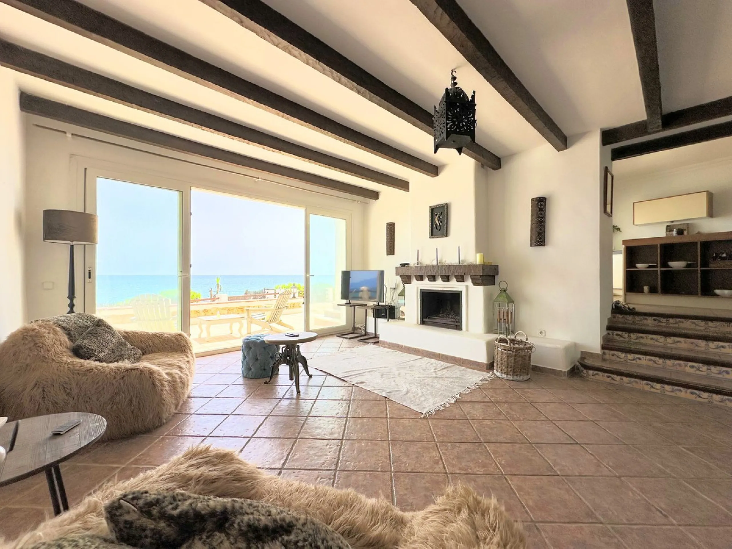 EXCLUSIVE BEACHFRONT VILLA Located in the sought-after area of Punta Chullera, this villa is a rare opportunity for those dreaming of a life by the sea. With direct beach access, south-facing orientation, and uninterrupted views of the Mediterranean, this