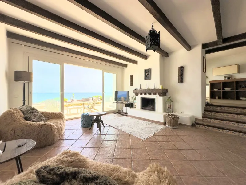 EXCLUSIVE BEACHFRONT VILLA Located in the sought-after area of Punta Chullera, this villa is a rare opportunity for those dreaming of a life by the sea. With direct beach access, south-facing orientation, and uninterrupted views of the Mediterranean, this