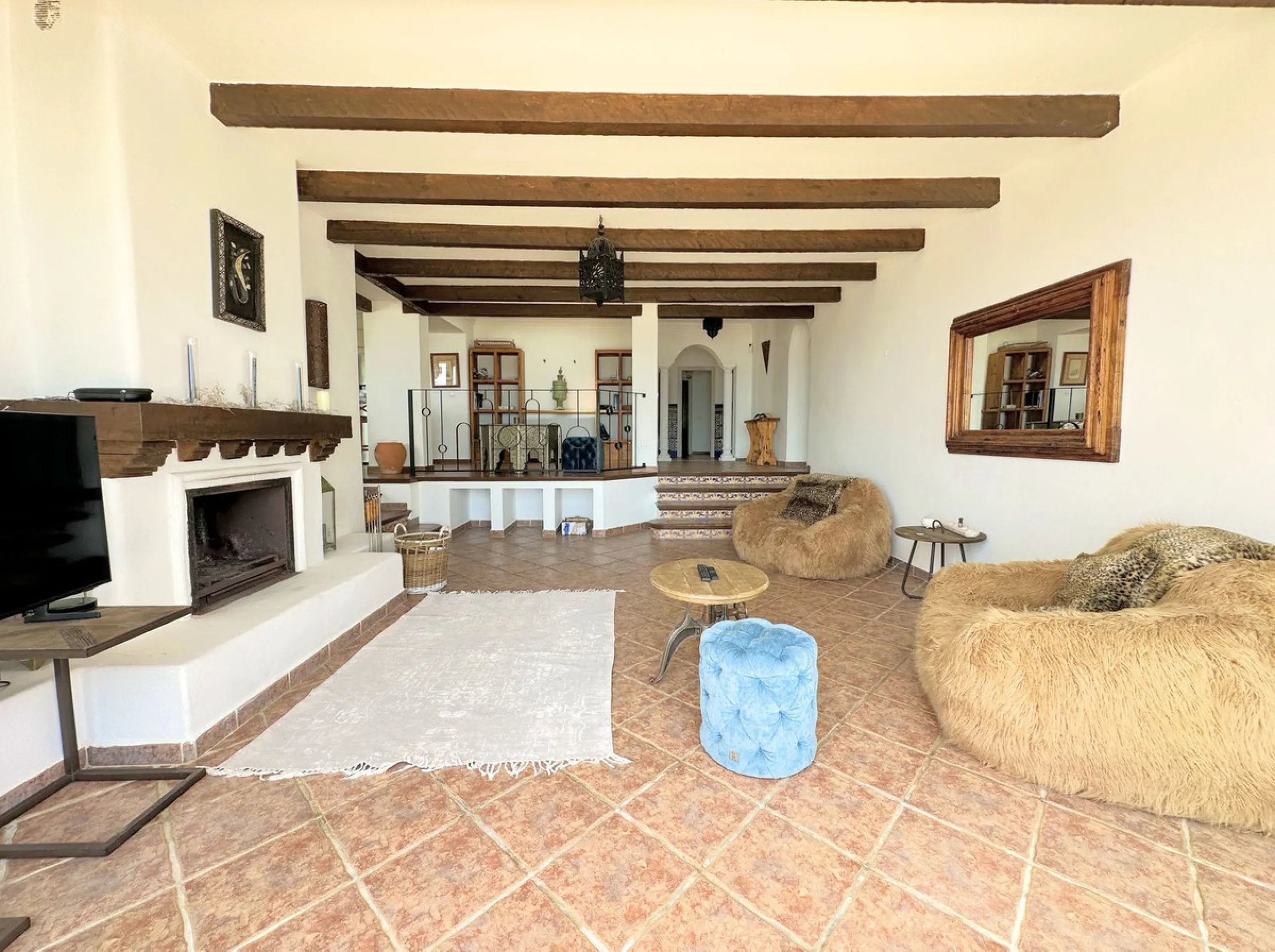 EXCLUSIVE BEACHFRONT VILLA Located in the sought-after area of Punta Chullera, this villa is a rare opportunity for those dreaming of a life by the sea. With direct beach access, south-facing orientation, and uninterrupted views of the Mediterranean, this