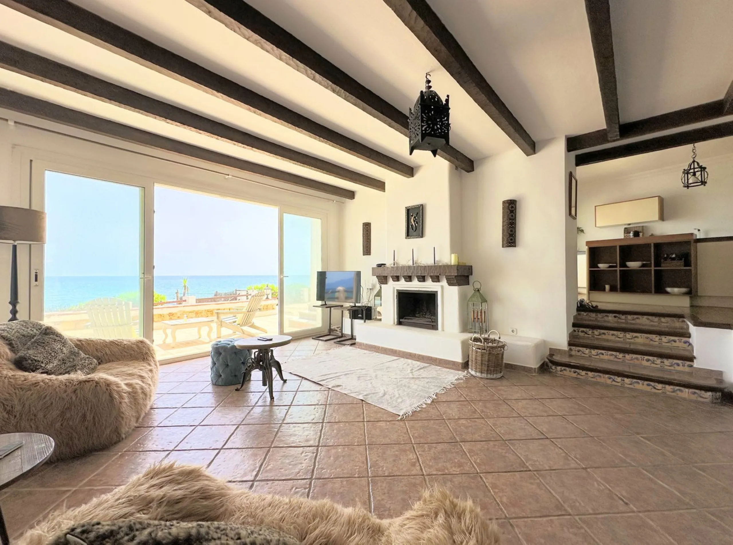EXCLUSIVE BEACHFRONT VILLA Located in the sought-after area of Punta Chullera, this villa is a rare opportunity for those dreaming of a life by the sea. With direct beach access, south-facing orientation, and uninterrupted views of the Mediterranean, this