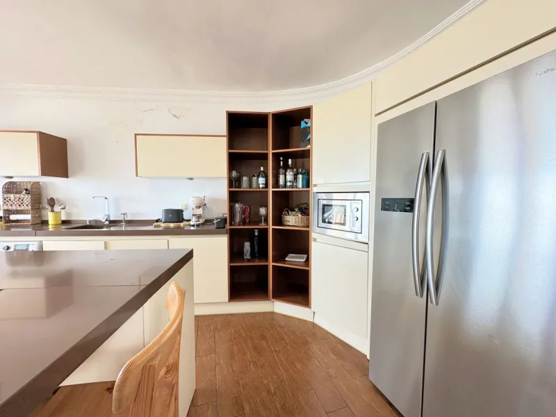 EXCLUSIVE BEACHFRONT VILLA Located in the sought-after area of Punta Chullera, this villa is a rare opportunity for those dreaming of a life by the sea. With direct beach access, south-facing orientation, and uninterrupted views of the Mediterranean, this