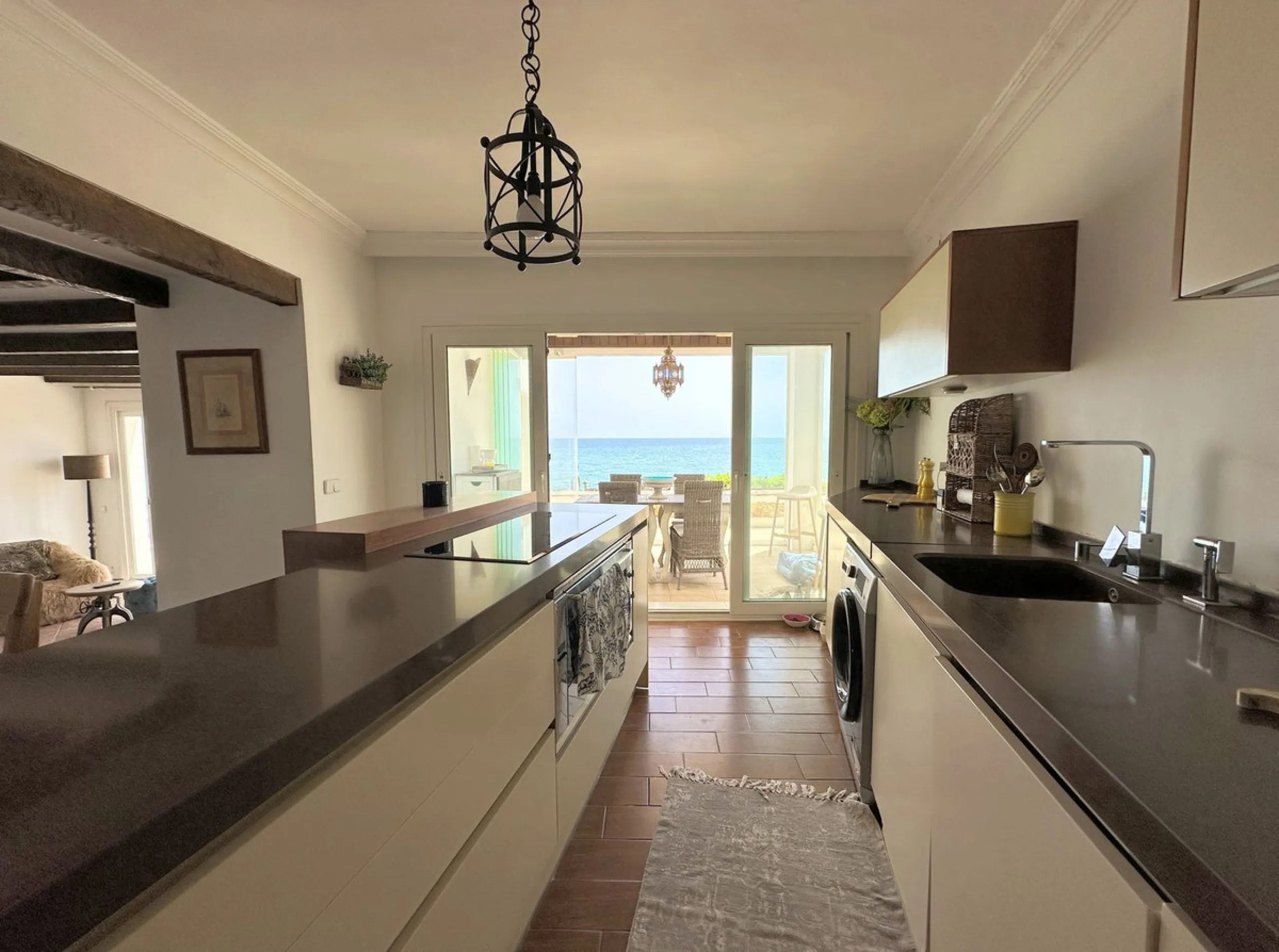 EXCLUSIVE BEACHFRONT VILLA Located in the sought-after area of Punta Chullera, this villa is a rare opportunity for those dreaming of a life by the sea. With direct beach access, south-facing orientation, and uninterrupted views of the Mediterranean, this
