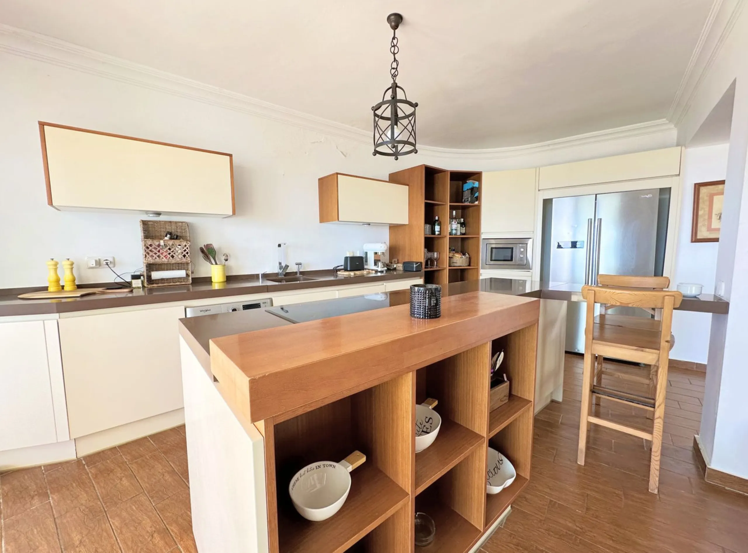 EXCLUSIVE BEACHFRONT VILLA Located in the sought-after area of Punta Chullera, this villa is a rare opportunity for those dreaming of a life by the sea. With direct beach access, south-facing orientation, and uninterrupted views of the Mediterranean, this