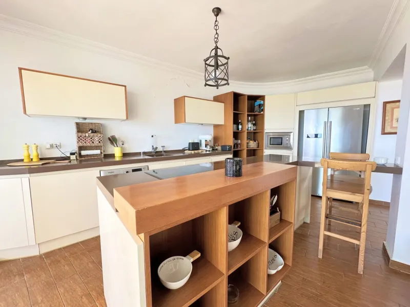 EXCLUSIVE BEACHFRONT VILLA Located in the sought-after area of Punta Chullera, this villa is a rare opportunity for those dreaming of a life by the sea. With direct beach access, south-facing orientation, and uninterrupted views of the Mediterranean, this