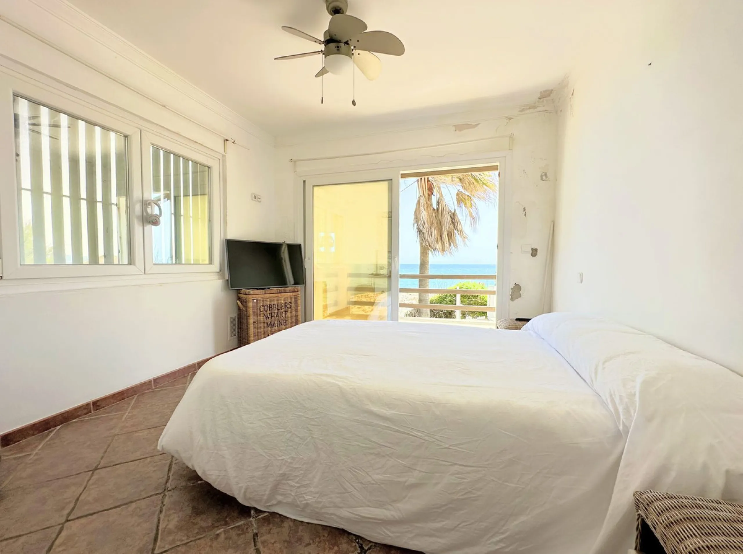 EXCLUSIVE BEACHFRONT VILLA Located in the sought-after area of Punta Chullera, this villa is a rare opportunity for those dreaming of a life by the sea. With direct beach access, south-facing orientation, and uninterrupted views of the Mediterranean, this