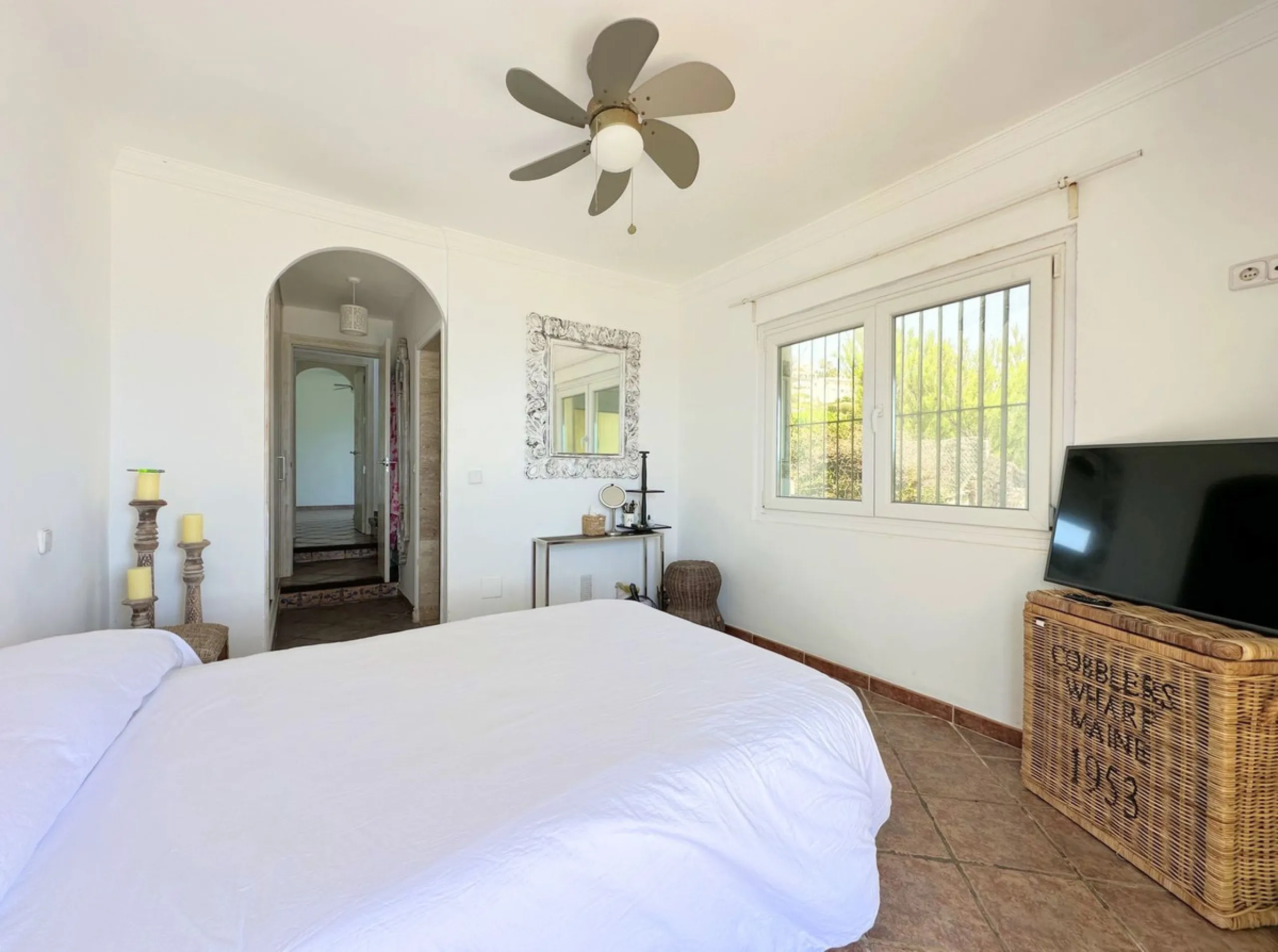 EXCLUSIVE BEACHFRONT VILLA Located in the sought-after area of Punta Chullera, this villa is a rare opportunity for those dreaming of a life by the sea. With direct beach access, south-facing orientation, and uninterrupted views of the Mediterranean, this