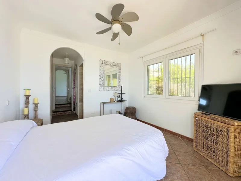 EXCLUSIVE BEACHFRONT VILLA Located in the sought-after area of Punta Chullera, this villa is a rare opportunity for those dreaming of a life by the sea. With direct beach access, south-facing orientation, and uninterrupted views of the Mediterranean, this