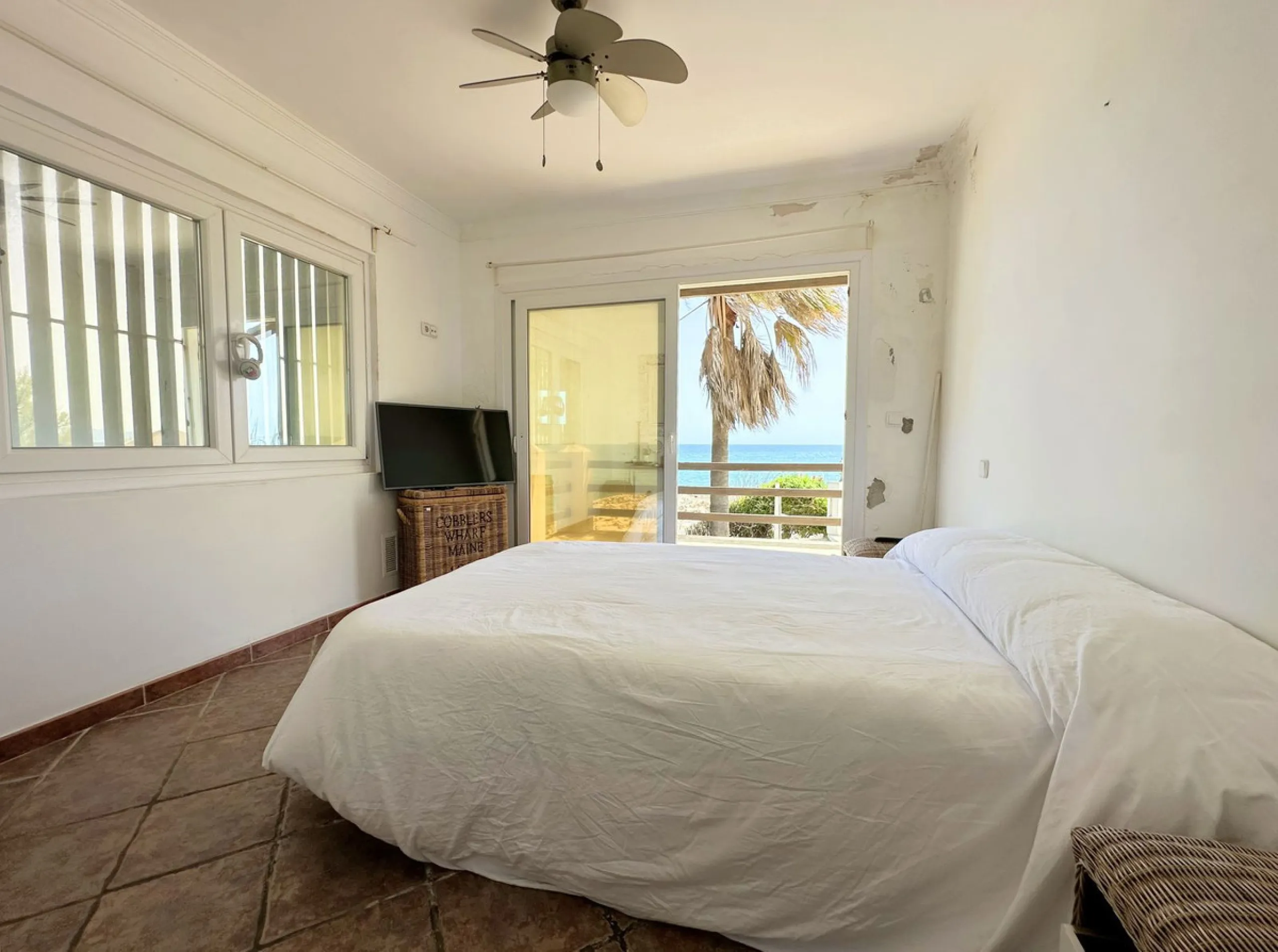 EXCLUSIVE BEACHFRONT VILLA Located in the sought-after area of Punta Chullera, this villa is a rare opportunity for those dreaming of a life by the sea. With direct beach access, south-facing orientation, and uninterrupted views of the Mediterranean, this