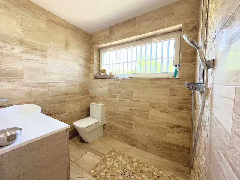 EXCLUSIVE BEACHFRONT VILLA Located in the sought-after area of Punta Chullera, this villa is a rare opportunity for those dreaming of a life by the sea. With direct beach access, south-facing orientation, and uninterrupted views of the Mediterranean, this