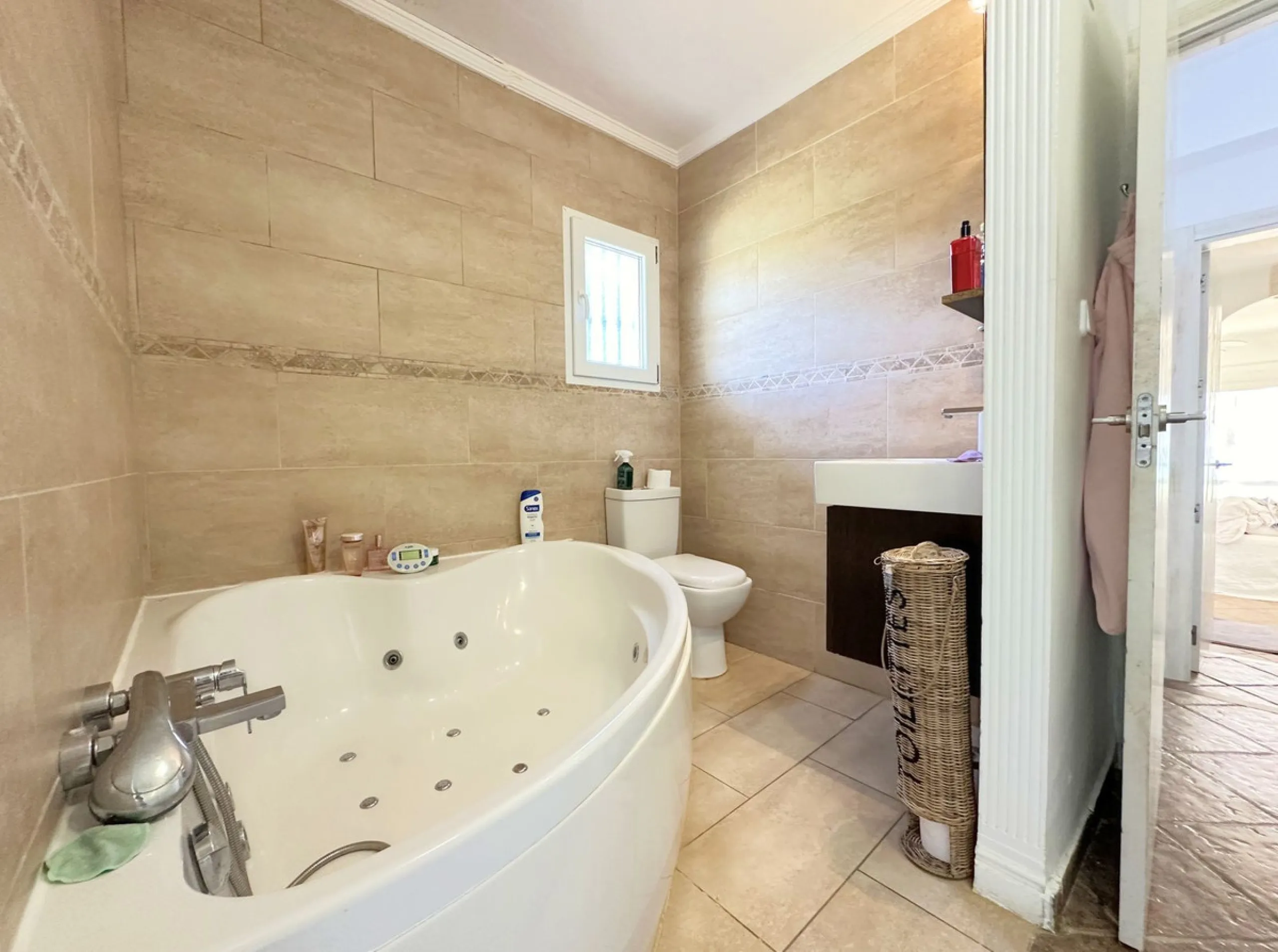 EXCLUSIVE BEACHFRONT VILLA Located in the sought-after area of Punta Chullera, this villa is a rare opportunity for those dreaming of a life by the sea. With direct beach access, south-facing orientation, and uninterrupted views of the Mediterranean, this