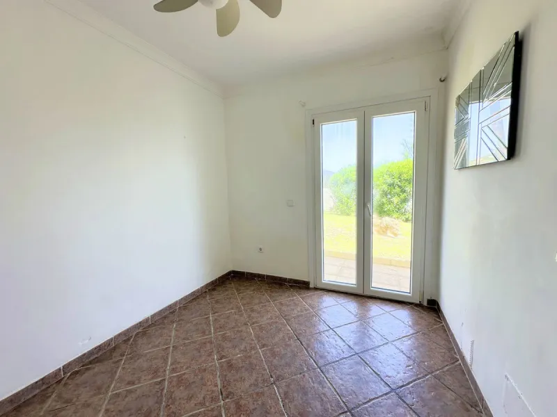 EXCLUSIVE BEACHFRONT VILLA Located in the sought-after area of Punta Chullera, this villa is a rare opportunity for those dreaming of a life by the sea. With direct beach access, south-facing orientation, and uninterrupted views of the Mediterranean, this