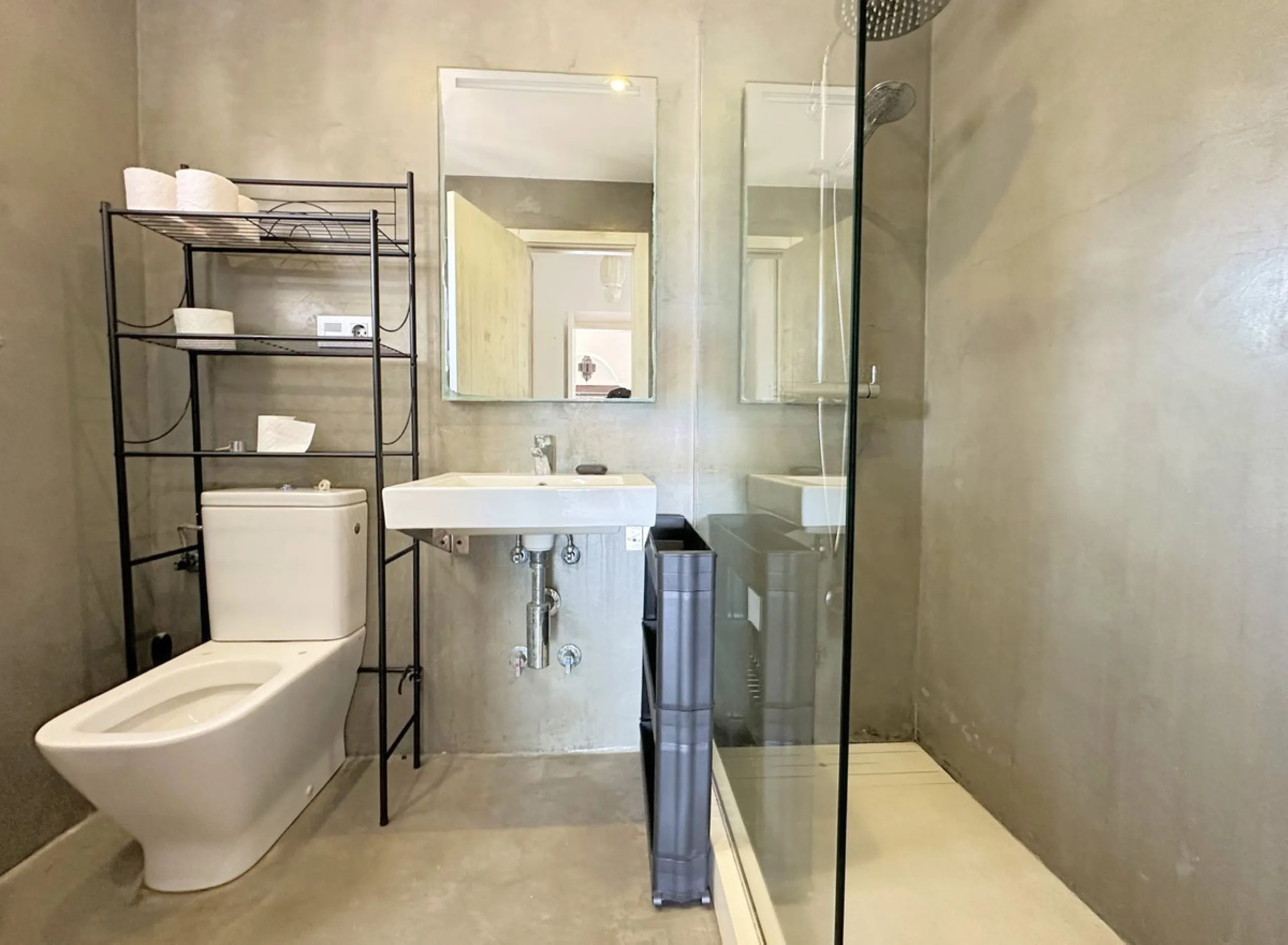 EXCLUSIVE BEACHFRONT VILLA Located in the sought-after area of Punta Chullera, this villa is a rare opportunity for those dreaming of a life by the sea. With direct beach access, south-facing orientation, and uninterrupted views of the Mediterranean, this