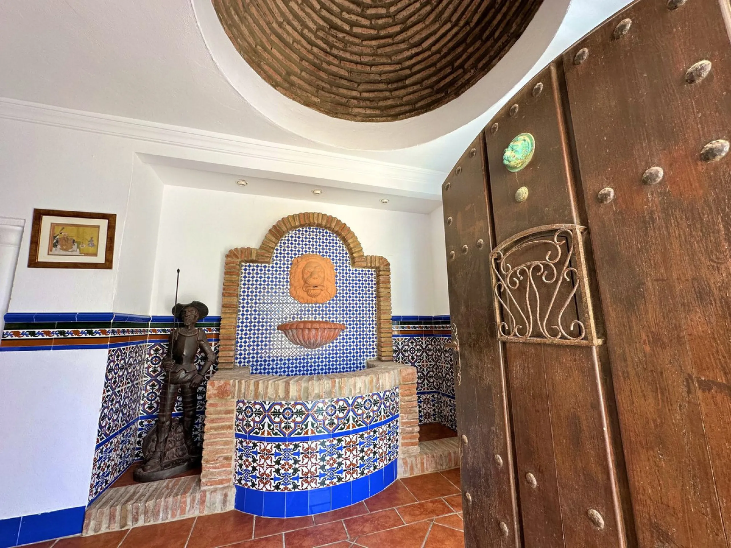 EXCLUSIVE BEACHFRONT VILLA Located in the sought-after area of Punta Chullera, this villa is a rare opportunity for those dreaming of a life by the sea. With direct beach access, south-facing orientation, and uninterrupted views of the Mediterranean, this