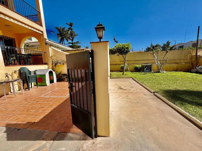 Helle Zwei-Zimmer-Wohnung mit Terrasse, Garage und ausgezeichneter Lage nahe am Meer