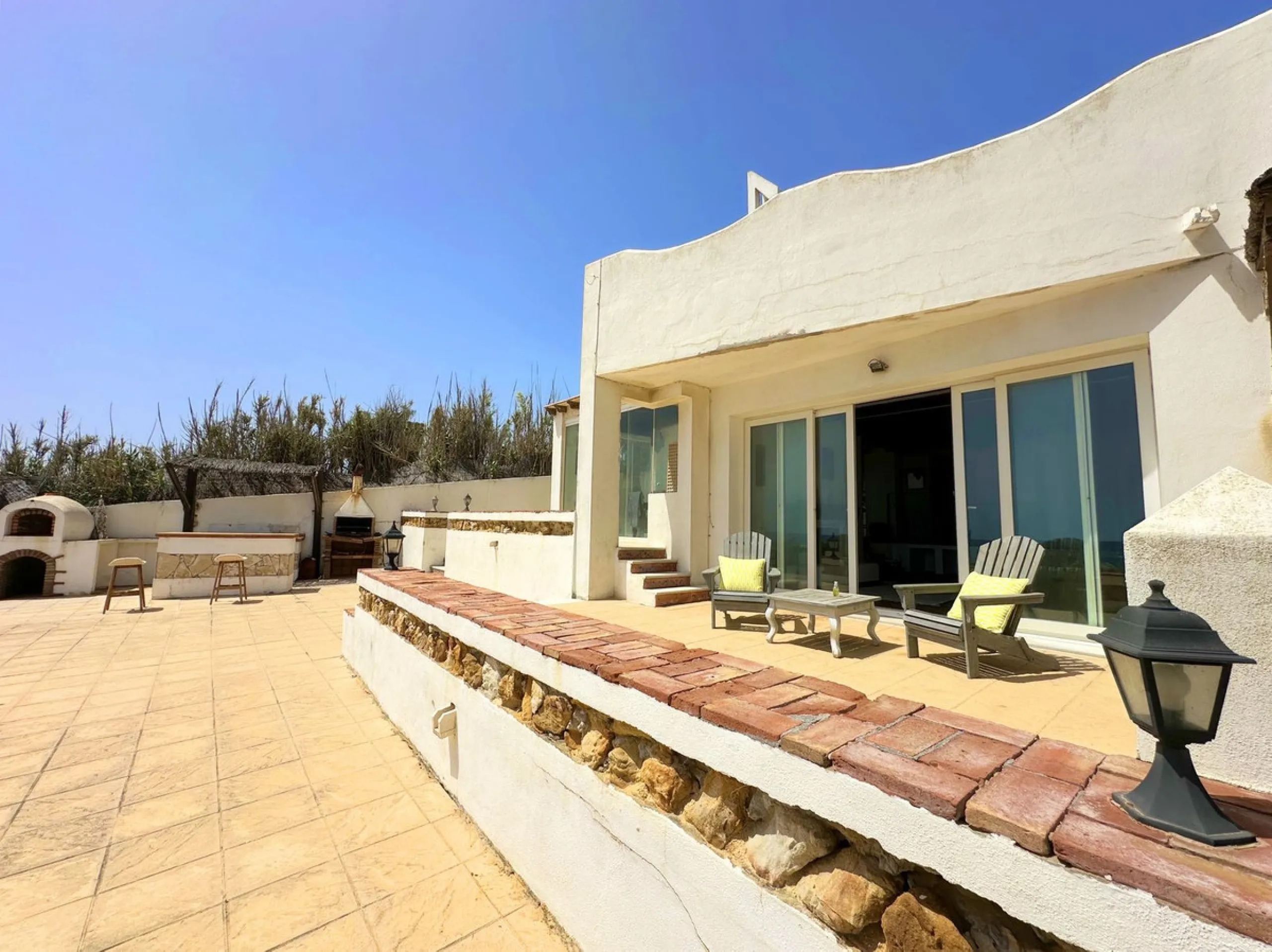 EXCLUSIVE BEACHFRONT VILLA Located in the sought-after area of Punta Chullera, this villa is a rare opportunity for those dreaming of a life by the sea. With direct beach access, south-facing orientation, and uninterrupted views of the Mediterranean, this
